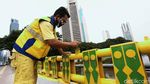 Pasukan Kuning Percantik Jembatan Dukuh Atas