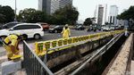Pasukan Kuning Percantik Jembatan Dukuh Atas