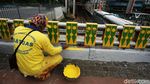 Pasukan Kuning Percantik Jembatan Dukuh Atas