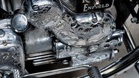 Yang menarik lagi, motor kustom ini juga menampilkan ukiran buatan tangan kreatif yang terdapat pada penutup bensin, cover girboks, dan blok mesin. (Foto: Maxabout)