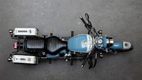 Untuk meningkatkan kesan klasik, motor ini menggunakan jok baru dengan motif garis-garis horisontal. Selain itu, di bagian bodi tersemat sejumlah grafis agar motor tidak terlalu polos. (Foto: Maxabout)