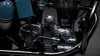 Dalam proses restorasi, perubahan dilakukan untuk menggantikan komponen yang mulai rusak seperti lampu depan, komponen suspensi, girboks, dan juga karburator. Maklum saja, motor ini sudah digunakan lebih 100.000 km melewati berbagai kondisi jalan yang ekstrem dan tidak kenal ampun. (Foto: Maxabout)