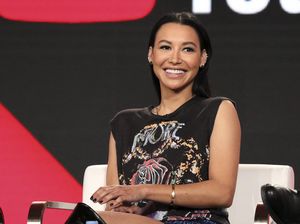 Potret Para Pemeran Glee Bergandeng Tangan untuk Naya Rivera