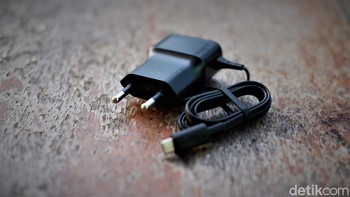 Dalam paket penjualannya hanya disertakan charger microUSB. Foto: Adi Fida Rahman/detikINET