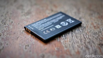 Memiliki baterai terpisah. Kapasitasnya 1.200 mAh yang diklaim standby hingga 30 hari. Foto: Adi Fida Rahman/detikINET