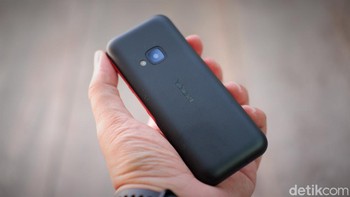 Selain warna hitam yang di-unboxing detikINET, Nokia 5310 ini hadir dalam varian warna putih. Foto: Adi Fida Rahman/detikINET