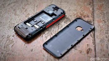 Bagian belakang ponsel ini dapat terbuka. Foto: Adi Fida Rahman/detikINET