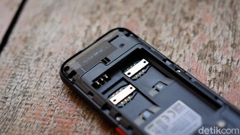 Terdapat dua slot SIM Card dan satu slot micro SD yang mendukung hingga 32GB. Foto: Adi Fida Rahman/detikINET