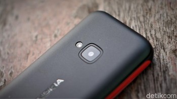 Bagian belakang terdapat kamera VGA yang dilengkapi flash. Foto: Adi Fida Rahman/detikINET