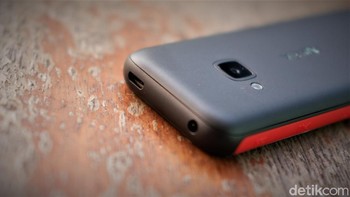 Bagian atas terdapat port jack audio 3,5 mm dan microUSB. Foto: Adi Fida Rahman/detikINET
