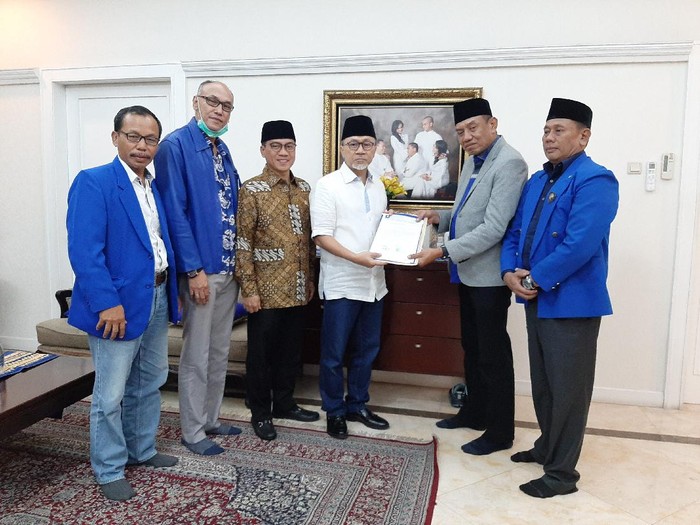 PAN menyerahkan rekomendasi kepada Iye Iman Rohiman-Awab di Pilwalkot Cilegon 2020 (dok Istimewa)