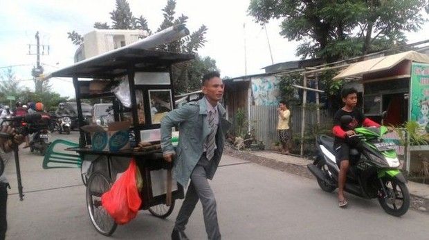 Penjual makanan berpenampilan necis
