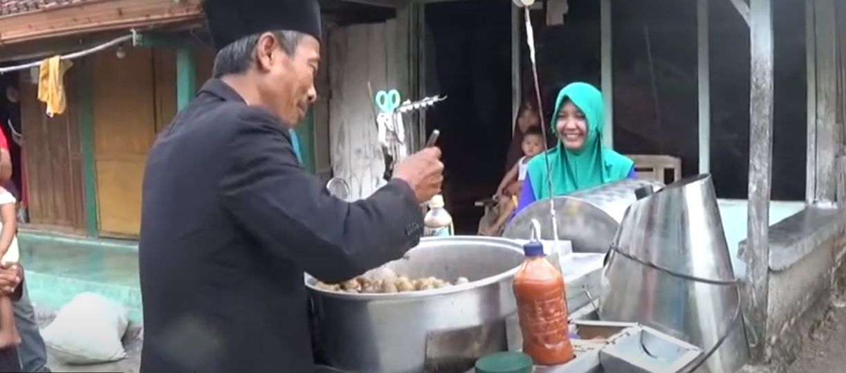 Penjual makanan berpenampilan necis