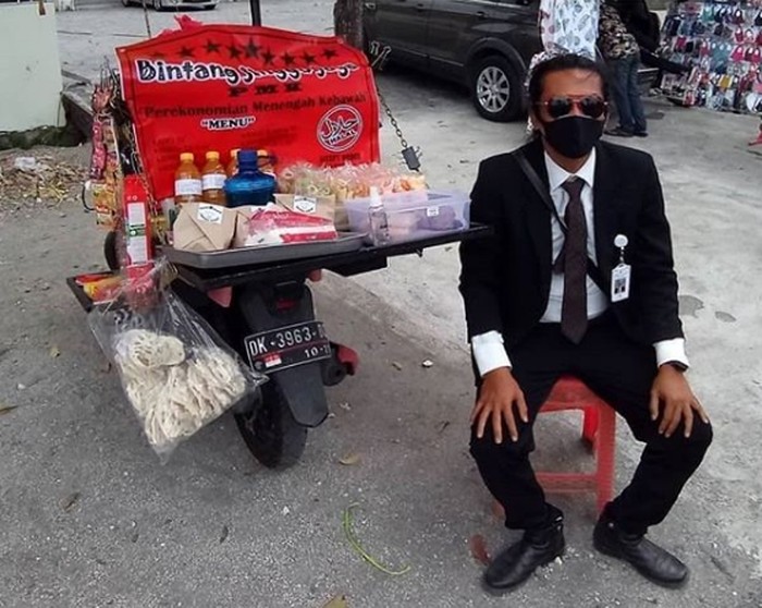 Penjual makanan berpenampilan necis