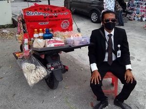 5 Penjual Makanan Kaki Lima Ini Berpenampilan Necis Pakai Jas dan Dasi