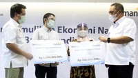 Direktur Utama Bank Mandiri Royke Tumilaar saat seremoni penyerahan kredit PEN ke debitur segmen Mikro dan UKM menyebutkan, pihaknya akan menggandeng berbagai komponen masyarakat, termasuk nasabah eksisting, serta memanfaatkan seluruh sumber daya di Bank Mandiri untuk memastikan bahwa dana PEN ini dapat tersalurkan dengan cepat dan tepat sasaran.