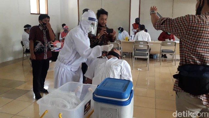 Petugas Bawaslu Pangandaran saat menjalani tes swab di kantor Bawaslu Pangandaran, Jumat (26/6/2020).
