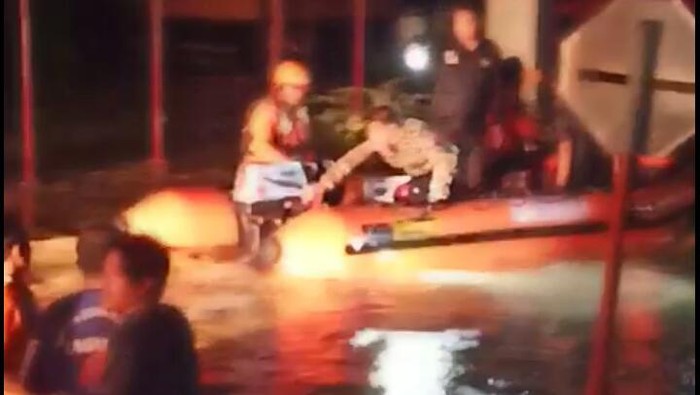 Petugas evakuasi korban banjir di Luwu Sulawesi Selatan.