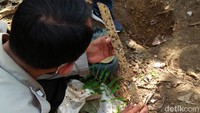 Budaya orang Kalang dalam mengubur mayat mengenal konsep nutupi babahan hawa sanga yakni menutup sembilan lubang tubuh dengan benda-benda logam sesuai strata. Orang Kalang ini juga menganut sistem strata sosial. Bukti-buktinya ditemukan di benda bekal kubur yang berbeda di kuburannya.