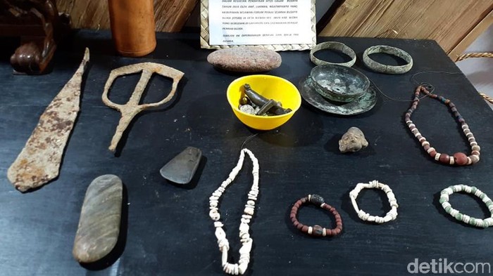 Polisi amankan belasan orang karena gali makam kuno di hutan Blora. Para pelaku diketahui buru bekal kubur yang biasa disertakan dalam pemakaman orang Kalang.