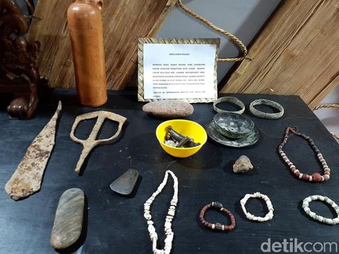 Polisi amankan belasan orang karena gali makam kuno di hutan Blora. Para pelaku diketahui buru bekal kubur yang biasa disertakan dalam pemakaman orang Kalang.