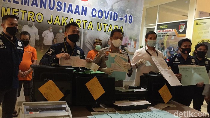 Polres Metro Jakarta Utara mengungkap kasus pemalsuan dokumen berupa Akta Jual Beli (AJB) sejumlah bidang tanah di Kabupaten Tangerang, Banten senilai Rp 5,5 miliar (Tiara Aliya Azzahra/detikcom)