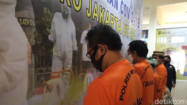 Polres Metro Jakarta Utara mengungkap kasus pemalsuan dokumen berupa Akta Jual Beli (AJB) sejumlah bidang tanah di Kabupaten Tangerang, Banten senilai Rp 5,5 miliar (Tiara Aliya Azzahra/detikcom)