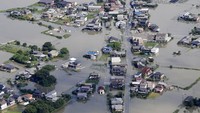 Banjir ini disebabkan meluapnya air Sungai Chikugo. Kyodo News via AP.