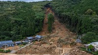 Di wilayah lain di Jepang, Ashikita, Japang, terjadi tanah longsor. Carl Court/Getty Images.