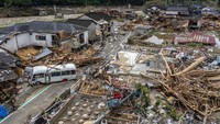 Di Kuma, rumah-rumah hancur akibat terseret air bah. Carl Court/Getty Images.