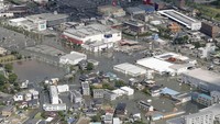Jalan-jalan, rumah, perkantoran dan pabrik di Kurume, Fukuoka, terendam banjir. Kyodo News via AP.