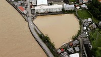 Peorang pejabat di Kumamoto menyebut 55 orang dipastikan tewas di wilayah tersebut. Empat orang lainnya dikhawatirkan tewas karena keberadaannya belum diketahui. Dua kematian lainnya dikonfirmasi di Pulau Kyushu, Jepang bagian barat daya. Kyodo News via AP.