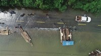 Jalan trans Sulawesi Tenggara-Sulawesi Tengah terputus akibat banjir dari luapan air Sungai Lalindu karena tingginya curah hujan dalam tiga hari terakhir.