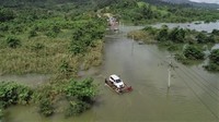 Sejumlah kendaraan terjebak banjir dan terpaksa diievakuasi dengan menggunakan rakit.