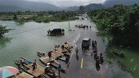 Jalan Trans Sulawesi di Desa Sambandete, Kabupaten Konawe Utara, Sulawesi Tenggara, terputus akibat banjir, Rabu (8/7/2020).