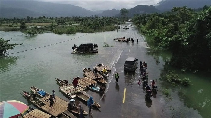 Potret Jalan Trans Sulawesi yang Terputus Akibat Banjir Jalan trans Sulawesi Tenggara-Sulawesi Tengah terputus akibat banjir. Banjir ini disebabkan luapan air Sungai Lalindu karena tingginya curah hujan dalam tiga hari terakhir.