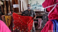 Ada juga mini bazar yang menampikan beragam batik.