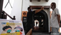 Mereka juga diukur suhu tubuhnya.