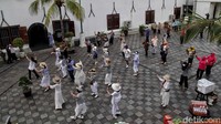 Menariknya, penampilan flash mob tersebut dilakukan dengan menerapkan sejumlah protokol kesehatan.