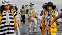 Warga yang ikut serta dalam kegiatan tari flash mob tersebut tampak mengenakan masker.