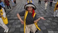 Ada pula warga yang menggunakan face shield atau pelindung wajah saat ikut serta menampilkan tarian flash mob di kawasan Museum Bahari, Jakarta.