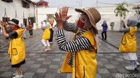 Warga yang menari bersama tersebut juga menerapkan physical distancing atau jaga jarak guna mencegah penyebaran virus Corona.