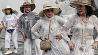 Namun, tak hanya digunakan untuk mencegah penyebaran virus Corona, masker dan face shield pun berkembang kian kreatif dan inovatif.