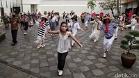 Sejumlah warga tampak melakukan tarian flash mob di kawasan Museum Bahari, Jakarta, Kamis (9/7/2020).