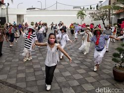 Serunya Emak-emak Ikutan Flash Mob di Museum Bahari