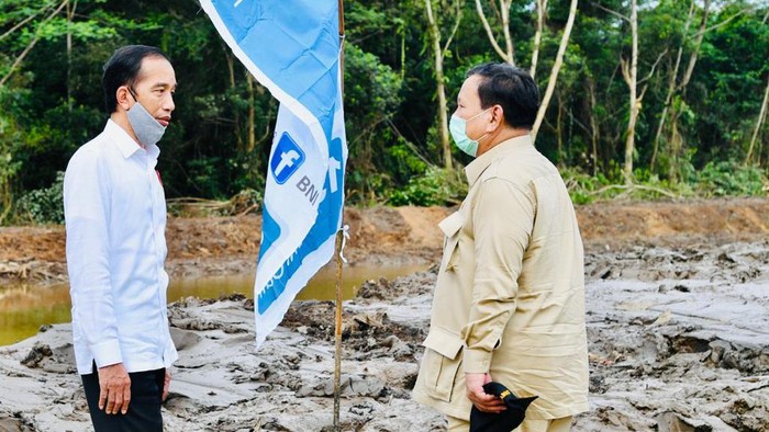 Presiden Jokowi dan Menhan Prabowo Subianto berbincang di proyek lumbung pangan di Kalteng