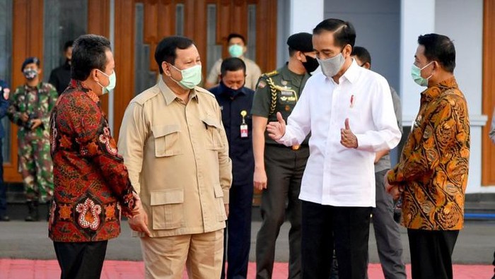 Presiden Jokowi didampingi Menhan Prabowo hingga Kepala Staf Kepresidenan Moeldoko saat akan bertolak ke Kalteng. (Foto: Laily Rachev/Biro Pers Setpres)