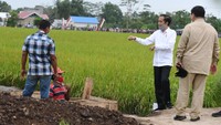 Mereka berdua juga sempat berbincang dan bertemu langsung dengan salah satu warga disana.