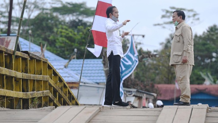 Presiden Joko Widodo (kanan) didampingi Menteri Pertahanan Prabowo Subianto (kiri), Menteri Pertanian Syahrul Yasin Limpo (kedua kiri) dan Menteri PUPR Basuki Hadimuljono (kedua kanan) meninjau lahan yang akan dijadikan 