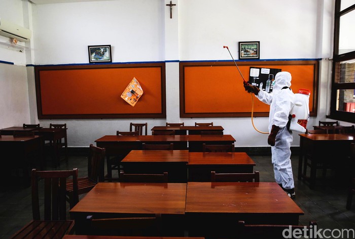 Pemprov DKI Jakarta memperpanjang masa PSBB Transisi fase I. Gubernur DKI Jakarta Anies Baswedan pun menyebut sekolah di Ibu Kota belum akan dibuka.